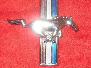 1965 1966 1967 1968 Mustang Fastback Cpe Convertible ORIG RH FENDER HORSE EMBLEM