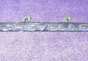1972 Chevrolet Chevelle Hardtop Convertible ORIG CHEVELLE FRONT GRILLE EMBLEM