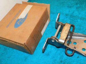 80-82 Granada Fairmont Thunderbird Monarch Zephyr NOS RH FRONT DOOR LOWER HINGE