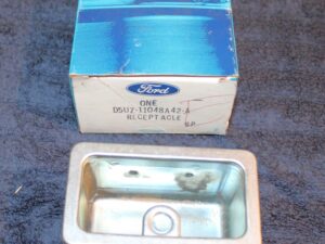 1975-1991 Ford E100 E150 E250 E350 Econoline NOS ENGINE COVER ASHTRAY RECEPTACLE