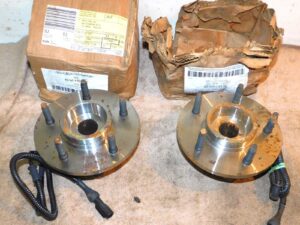 1997-2000 Ford Expedition 4x4 NOS FRONT WHEEL HUBS and BEARING ASSEMBLIES w/ ABS