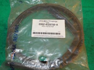 1989-1997 Thunderbird LX Super Coupe Cougar Xr7 NOS DOOR LOWER WEATHERSTRIP SEAL