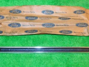 1972 1973 Mercury Montego Mx NOS RH FENDER LH QUARTER BODY SIDE MOULDING Black
