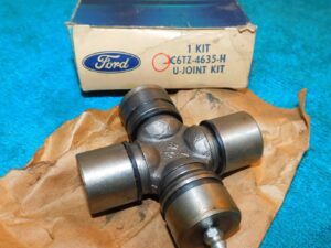 1966-1970 Ford Bronco NOS 170 289 302 DRIVESHAFT FRONT - REAR U-JOINT   G70,001