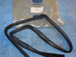 1981-1985 Escort Lynx 2-Door Hatchback NOS RH DOOR GLASS UPPER RUN WEATHERSTRIP