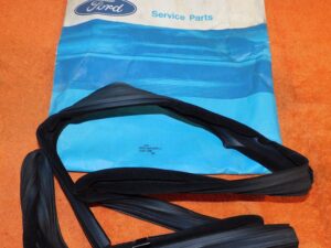 1981-1985 Escort Lynx 2-Door Hatchback NOS RH DOOR GLASS UPPER RUN WEATHERSTRIP