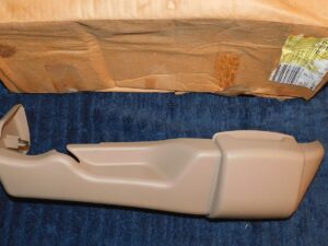 2001-2003 Ford Windstar NOS RH TAN 2nd ROW BENCH SEAT SIDE PROTECTOR CUP HOLDER