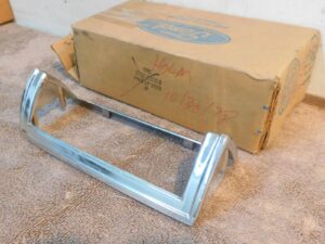 1977 1978 1979 Ford Thunderbird NOS RH FRONT PARKING LAMP DOOR BEZEL