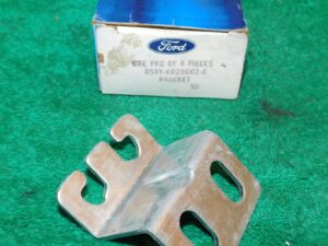 1975 1976 1977 Lincoln Continental NOS QUARTER WHEEL OPENING COVER SKIRT BRACKET