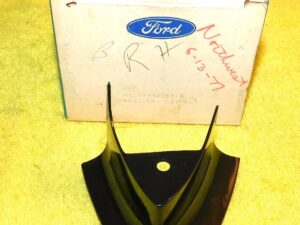 1972 Lincoln Mark IV Coupe NOS LH FRONT PARKING LAMP BODY EXTENSION
