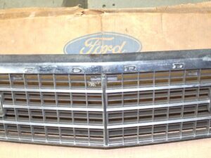 1979-1982 Ford LTD Crown Victoria NOS FRONT RADIATOR GRILLE with Parking Lights