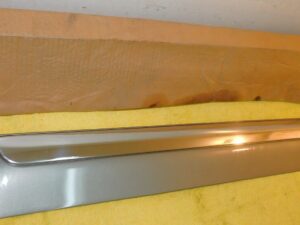 1999-2003 Windstar LX SE NOS RH SLIDING DOOR OUTSIDE LOWER MOULDING  - SILVER