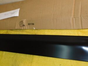 2001-2005 Ford Explorer Sport Trac NOS RIGHT RH FRONT DOOR OUTSIDE MOULDING