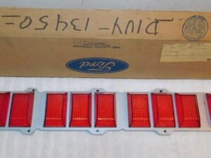 1971 Lincoln Continental Sedan Coupe Town Car NOS LH REAR TAIL LAMP LIGHT LENS