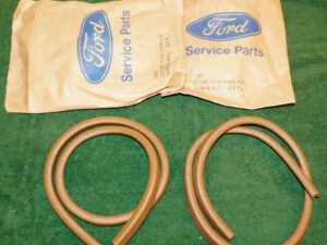 1972 Gran Torino Montego Brougham NOS GINGER 4-DOOR JAMB CENTER PILLAR WINDLACE