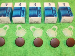 1972 Ford Thunderbird NOS TOBACCO VINYL SPLIT BENCH FRT SEAT UPHOLSTERY BUTTONS