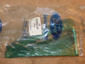 1999-04 Ford Mustang Coupe Convertible NOS RH QUARTER PANEL SIDE SCOOP Green SW