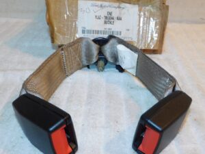 2001 2002 Ford Escape NOS REAR CENTER LATCH SEAT BELT BUCKLE ASSEM Med Parchment
