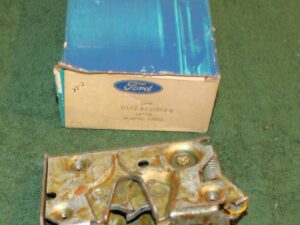 1971-1979 Mustang Torino Ranchero Montego Cyclone LTD Galaxie NOS RH DOOR LATCH