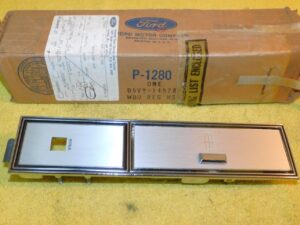 1975 1976 Lincoln Continental Town Car NOS RH FRONT DOOR WINDOW SWITCH HOUSING