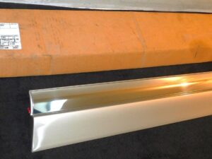1999-2003 Windstar LX SE NOS LH SLIDING DOOR OUTSIDE LOWER MOULDING  - SILVER