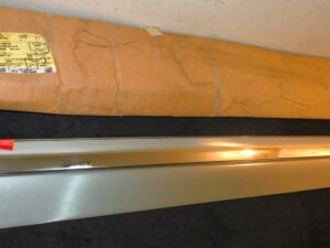 1999-2003 Windstar LX SE NOS RH DOOR OUTSIDE LOWER MOULDING  - SILVER - TITANIUM