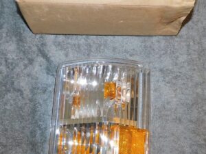 Navistar International NOS FRONT LH PARKING LAMP TURN SIGNAL LIGHT LENS w/o Bulb