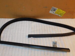 1999-2002 Lincoln Continental NOS LH FRONT DOOR WINDOW GLASS UPPER RUN CHANNEL