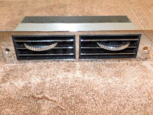 1967 1968 Mercury Cougar GT 6.5 Litre ORIG STANDARD DASH CENTER A/C VENT