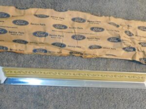 1975 1976 Lincoln Continental Town Car NOS LH FENDER SIDE FRONT MOULDING Cream