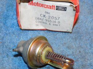 1977-83 Ford Mercury Lincoln NOS 250 302 351 400 CARBURETOR VACUUM BREAK CONTROL