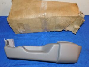 2001-2003 Ford Windstar NOS RH TAN 2nd ROW BENCH SEAT SIDE SHIELD PROTECTOR