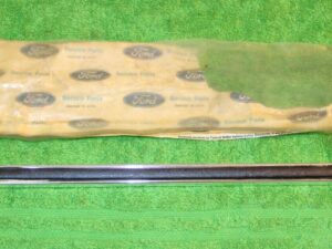 1972 1973 Mercury Montego Mx NOS RH FENDER LH QUARTER BODY SIDE MOULDING Black