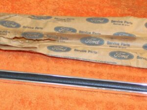 1972 1973 Mercury Montego Mx NOS RH FENDER LH QUARTER BODY SIDE MOULDING Black