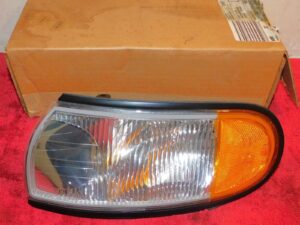 1996 1997 1998 Mercury Villager NOS FRONT LH PARKING LAMP TURN SIGNAL LIGHT LENS