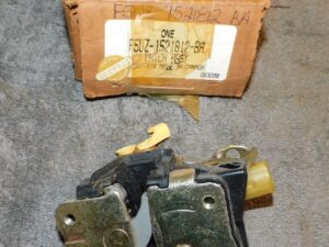 1994-2004 Ford Mustang Coupe Convertible GT Cobra Saleen NOS OEM RH DOOR LATCH