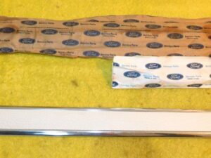 1975 1976 Ford Gran Torino Elite NOS RH FENDER SIDE LOWER FRONT MOULDING White