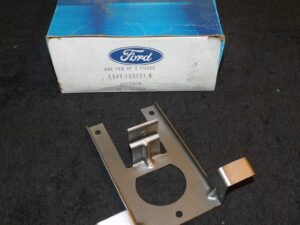 1986 1987 Lincoln Town Car NOS FRONT HEAD LIGHT LAMP RETAINER BRACKET