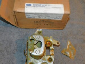 1973 1974 Lincoln Continental 2-Door Hardtop Sport Coupe NOS RH DOOR LOCK LATCH