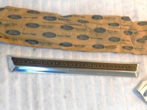 1975 1976 Lincoln Continental Town Car NOS LH FENDER SIDE FRONT MOULDING Brown