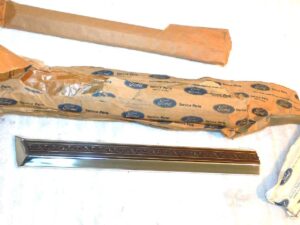 1975 1976 Lincoln Continental Town Car NOS LH FENDER SIDE REAR MOULDING Brown