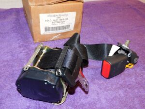 2000-2004 Ford Focus Sedan NOS OEM REAR CENTER SEAT BELT RETRACTOR ASSEM Black