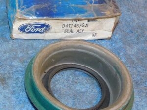 1973-1977 Ford F500 B500 Truck NOS EATON REAR AXLE DIFFERENTIAL PINION OIL SEAL