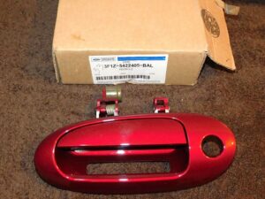 2003-2007 Ford Taurus Mercury Sable NOS OEM LH FRONT DOOR OUTER HANDLE Red w/ KE