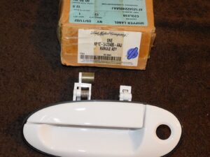 2000-2007 Ford Taurus Mercury Sable NOS OEM LH FRONT DOOR OUTER HANDLE White
