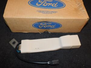 2001 2002 Lincoln Town Car NOS OEM RH FRONT SEAT BELT BUCKLE
