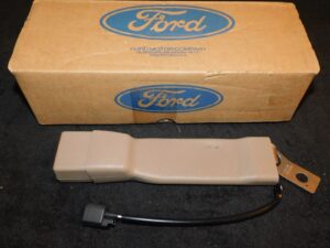 2001 2002 Lincoln Town Car NOS OEM RH FRONT SEAT BELT BUCKLE
