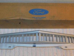 1977 1978 1979 Mercury Cougar XR7 2-Door 65L Hardtop NOS FRONT BUMPER GRILLE