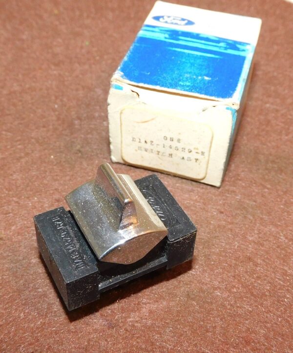 57-3923.jpg 57-3923.jpg