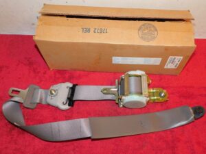 Isuzu GENUINE NEW OEM NOS GREY RH FRONT OUTER RH SEAT BELT ASSEMBLY 97394484